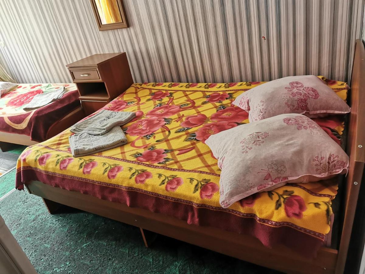 Petrovskaya Pristan 2 Hotel โชลปอน-อาตา ภายนอก รูปภาพ